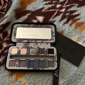 Nearly new Urban Decay Smoked eyeshadow palette